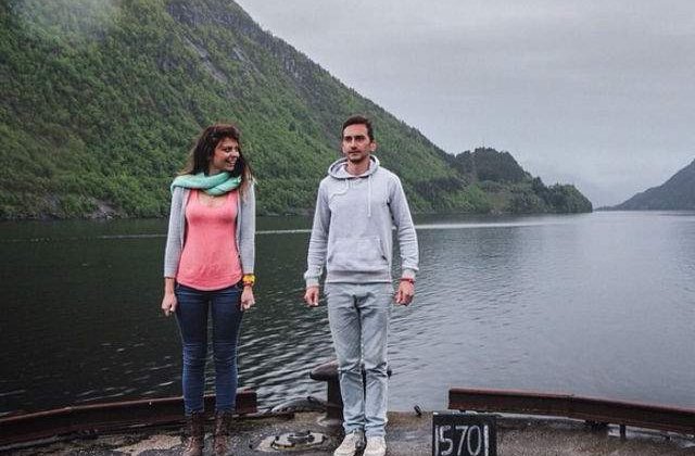 [FOTO] Si-au dat demisia pentru a calatori. Acum au ajuns sa spele toalete