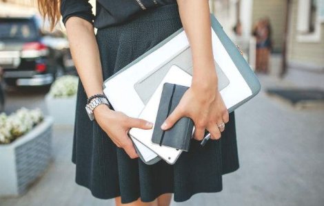 Studiu: Persoanele care poarta haine negre sunt percepute ca serioase