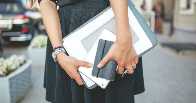 Studiu: Persoanele care poarta haine negre sunt percepute ca serioase