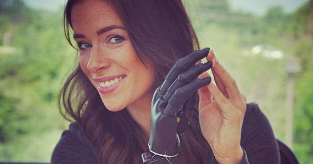 Modelul cu brat bionic care va defila la Saptamana Modei New York