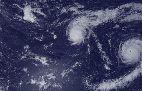  Foto  Doua uragane si un taifun, vazute din spatiu