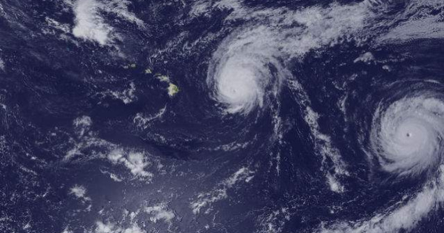  Foto  Doua uragane si un taifun, vazute din spatiu