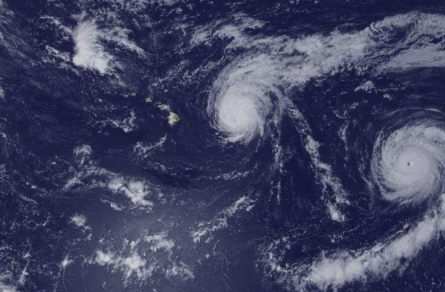 [FOTO] Doua uragane si un taifun, vazute din spatiu