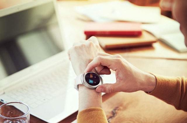 Samsung lanseaza Gear S2, un smartwatch rotund si elegant