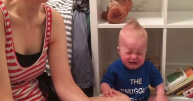 Acest bebelus iubeste cartile atat de mult, incat plange la final