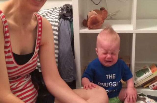 [VIDEO] Acest bebelus iubeste cartile atat de mult, incat plange la finalul povestilor