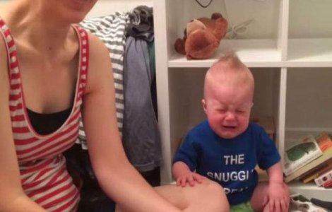 Acest bebelus iubeste cartile atat de mult, incat plange la final