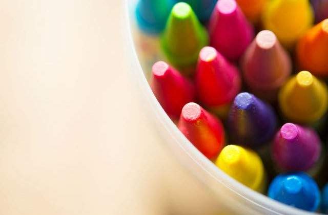 [FOTO] Uite cum recicleaza acest tata creioanele aruncate de scoli