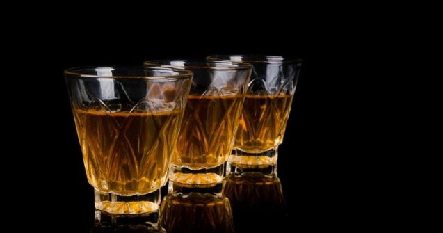  Top  Zece celebritati care s-au luptat cu dependenta de alcool