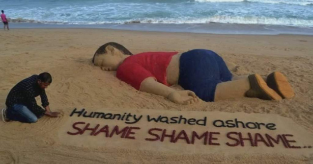 Un nou omagiu adus baietelului sirian inecat: O sculptura in nisip cu imaginea acestuia