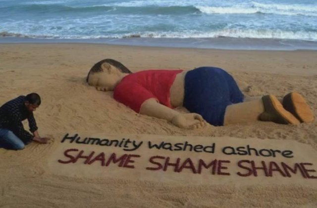 Un nou omagiu adus baietelului sirian inecat: O sculptura in nisip cu imaginea acestuia