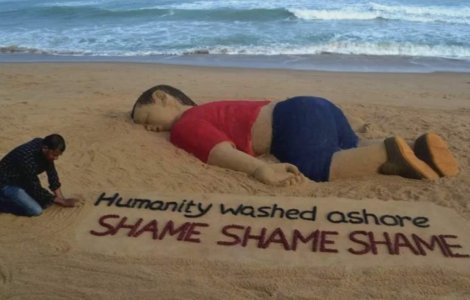 Un nou omagiu adus baietelului sirian inecat: O sculptura in nisip cu imaginea acestuia