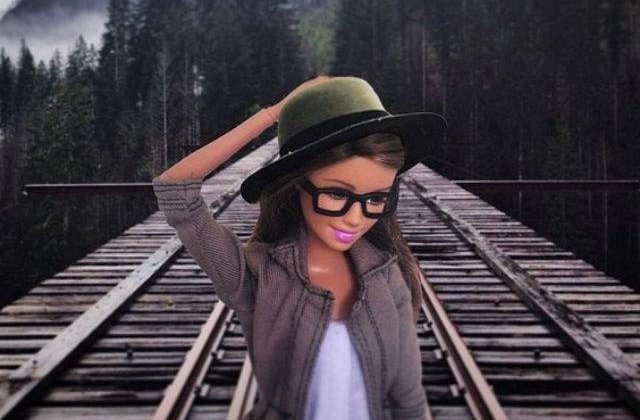 [FOTO] Papusa Barbie hipsterita parodieaza obsesia oamenilor pentru originalitate