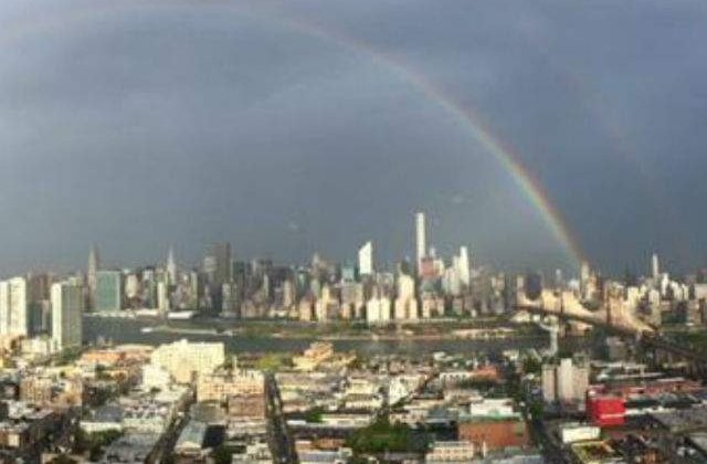 [FOTO] Curcubeu aparut deasupra World Trade Center cu o zi inainte de comemorarea 9/11