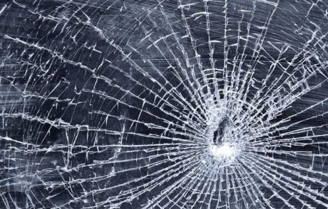 Accident in Prahova: Un mort si trei raniti dupa ce un microbuz a intrat intr-un stalp