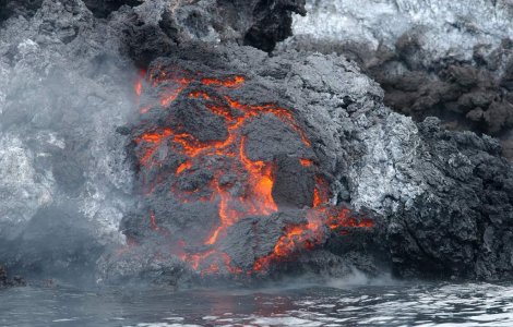  Video  Insula Kyushu: Vulcanul Aso a erupt