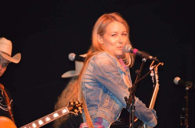 Cantareata Jewel, hartuita sexual de la varsta de 8 ani