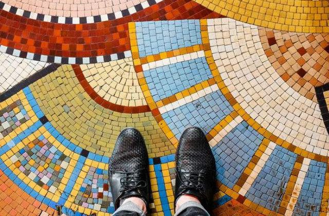 [FOTO] Priveste asfaltul! Fotografiile care iti arata fata mai putin cunoscuta a Parisului