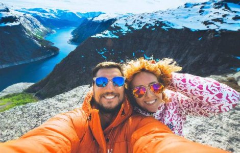 Mai multi oameni mor din cauza selfie-urilor decat a rechinilor