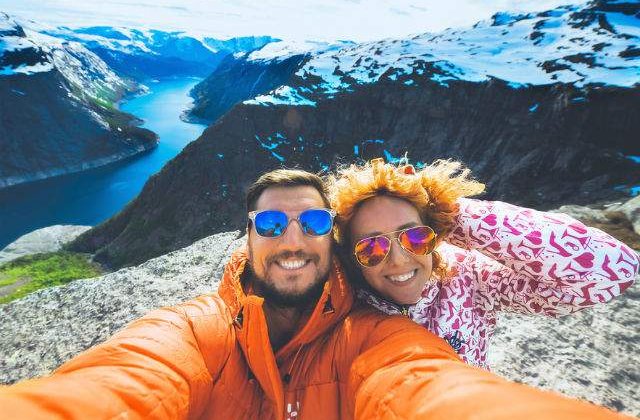 Mai multi oameni mor din cauza selfie-urilor decat din cauza rechinilor