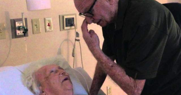 Un barbat ii canta sotiei de 93 de ani, aflata pe patul de moarte