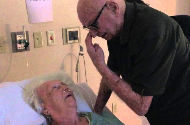 [VIDEO] Un barbat ii canta sotiei de 93 de ani, aflata pe patul de moarte