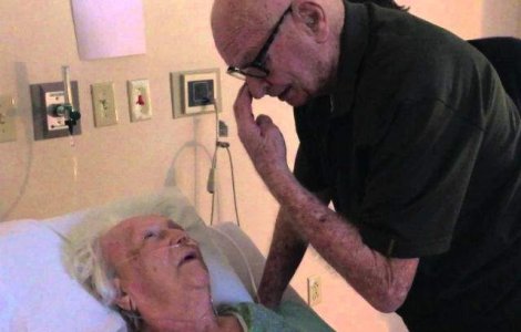 Un barbat ii canta sotiei de 93 de ani, aflata pe patul de moarte