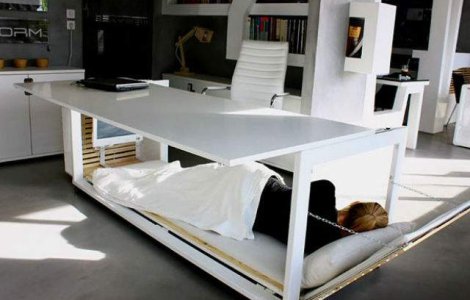 Biroul care se transforma in pat: o solutie pentru a dormi la serviciu