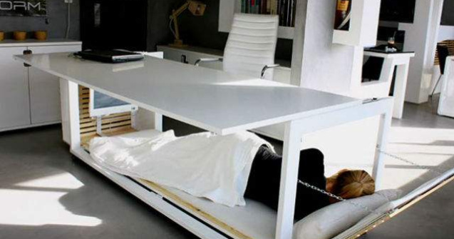 Biroul care se transforma in pat: o solutie pentru a dormi la serviciu