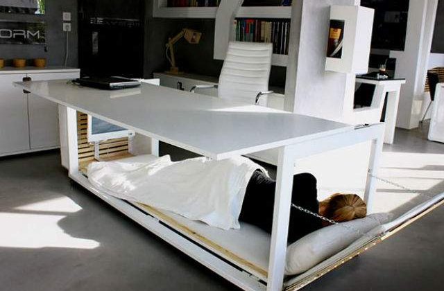 [FOTO] Biroul care se transforma in pat - o solutie pentru a dormi la serviciu