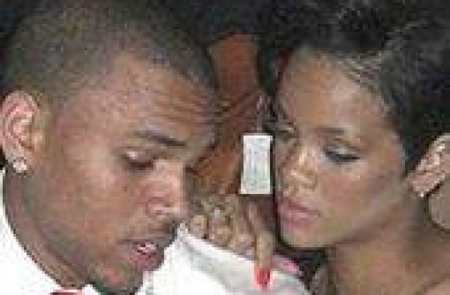 Rihanna a devenit iubita lui Chris Brown 