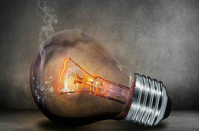 Cade lumina des? Cateva solutii la indemana pentru a evita efectele penelor de curent