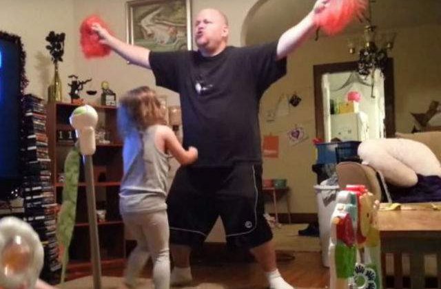 [VIDEO] Uite ce face acest tata atunci cand este lasat singur cu cei mici