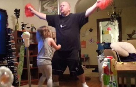 Uite ce face acest tata atunci cand este lasat singur cu cei mici