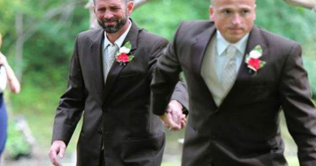  Foto  Gestul incredibil al unui tata la nunta fiicei sale. I-a facut pe invitati sa planga