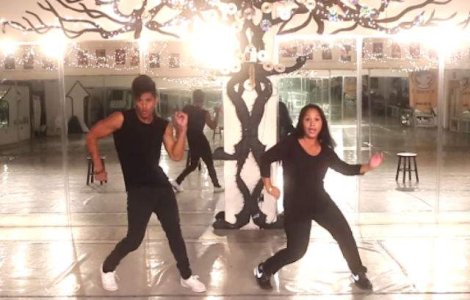 Danseaza cu mama lui surda. Uite cat de bine se misca