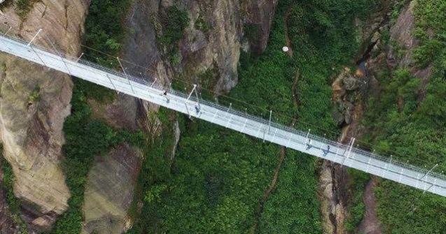 Primul pod suspendat de sticla din China. Ai curajul sa il traversezi?