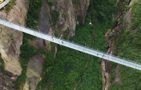 Primul pod suspendat de sticla din China. Ai curajul sa il traversezi?