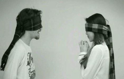  Video  Ce se intampla atunci cand doi straini legati la ochi se saruta