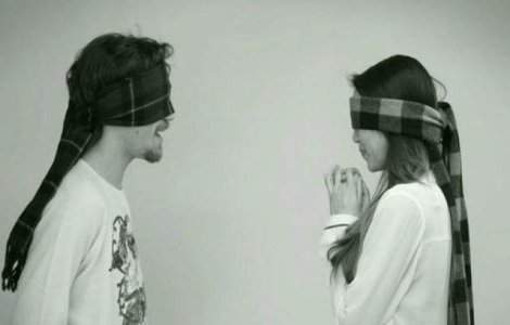  Video  Ce se intampla atunci cand doi straini legati la ochi se saruta