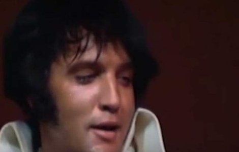  Video  Elvis nu se poate opri din ras in timpul unei prestatii live