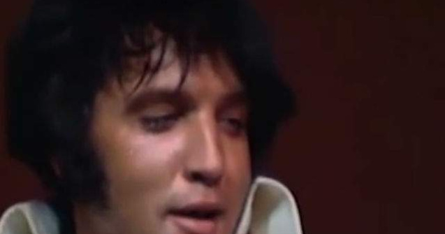  Video  Elvis nu se poate opri din ras in timpul unei prestatii live