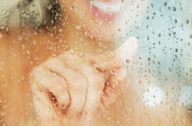 Studiu: Cand e bine sa faci dus: dimineata sau seara?