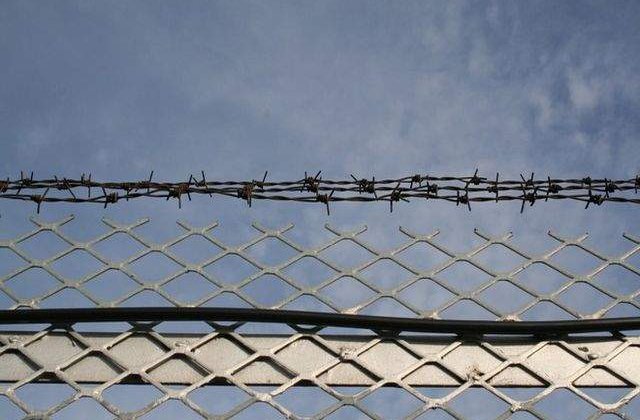 Ungaria: Autoritatile au atasat sarma ghimpata la un gard ridicat la frontiera croata