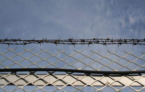 Ungaria: Autoritatile au atasat sarma ghimpata la un gard ridicat la frontiera croata