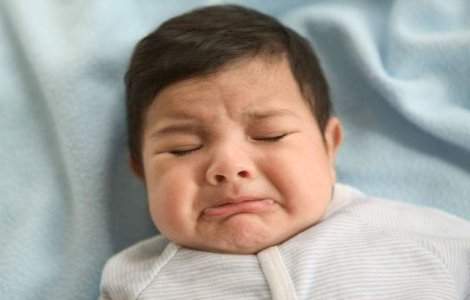  Foto  Un bebelus plange in avion. Uite ce face acest strain. Este incredibil