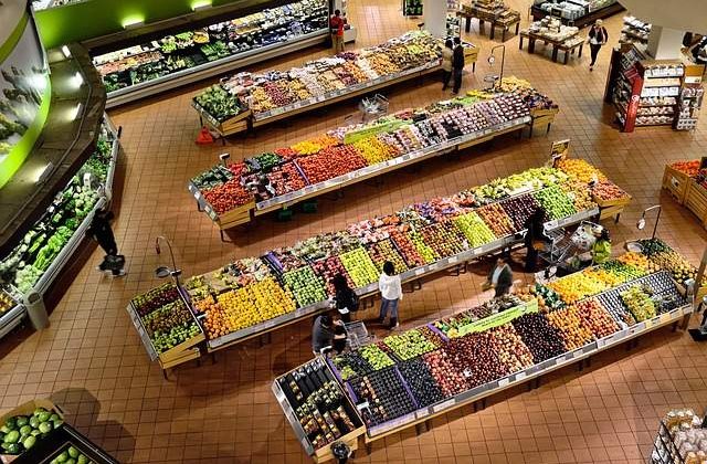 Senat: Magazinele sa vanda 51% carne, legume si fructe din productie romaneasca