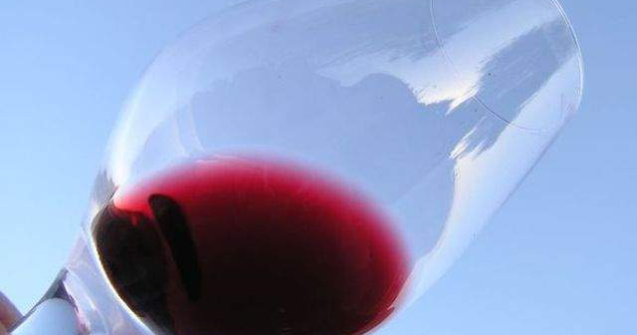 Studiu: Persoanele care nu beau alcool prezinta un risc mai mare de a muri prematur