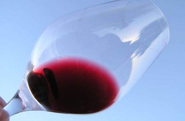 Studiu: Persoanele care nu beau alcool prezinta un risc mai mare de a muri prematur
