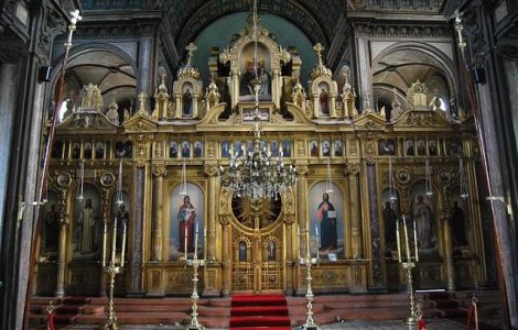 3 preoti suspendati, pentru ca ar fi furat mana Sfantului Haralambie